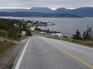 en vacker fjord och en trevlig by