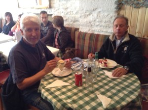 Visst passar duken bra till sofforna!?