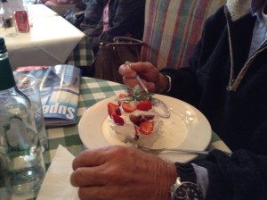 Kulinariskt mästerverk! Stenhård maräng med sprutgrädde. Ätes bäst med kedjesåg!