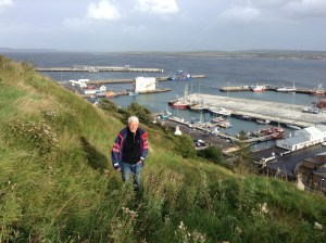 Janne med hamnen i bakgrunden. Ser ni  Jennifer?