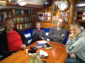 Kent, Linnea, Jan och Magnus, nya besättningsmedlemmar. Planering av matinköp.