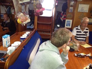 Lasse på normalplats vid navigationsbordet  övervakar diskret temabuildingen.