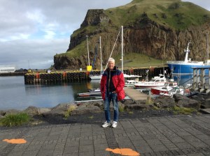 Janne Malmberg framför hamnen på Vestmannaöarna.