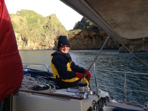 Ingrid framför klipporna som kantar hamninloppet på Vestmannaöarna.