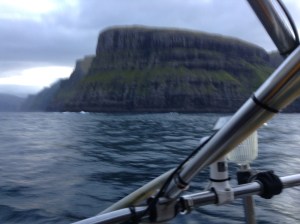 Morgonvy på inloppet till Färöarna.