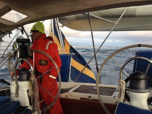 Skeppar Lasse styr in genom tidvattenvirvlarna.