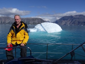 Nöjd och avslappnad Ingmar på s/y Jennifer i Grönländsk fjord.