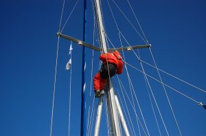 Lasse upp i masten.Reparationer!