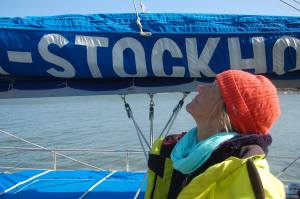 Vad gör han där uppe, undrar Cecilia!