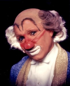 Samme man i clown rollen.
